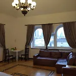 Wood Stara Ochota בית אירוח *