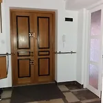 Wood Stara Ochota בית אירוח